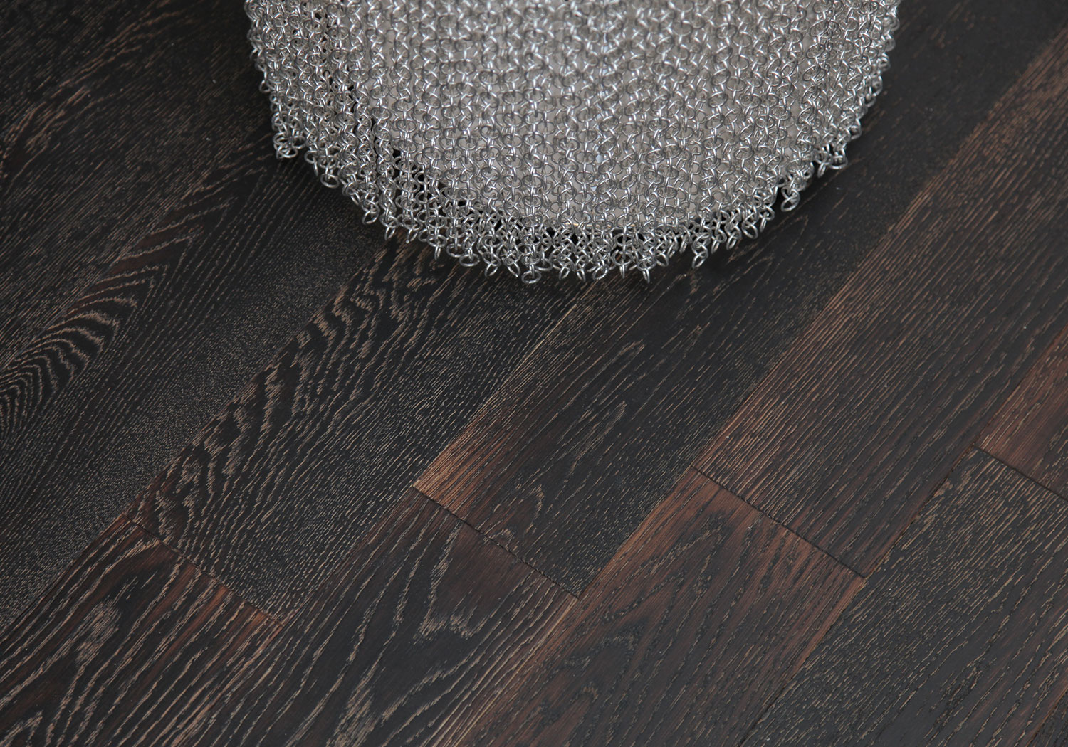 Инженерная доска Wood Bee дуб антик блэк фото в интерьере Инженерная доска Wood Bee дуб антик блэк фото в интерьере